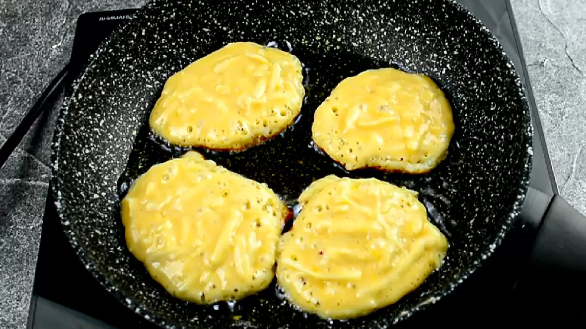 Ароматные яблочные оладьи: лёгкий и вкусный завтрак за считанные минуты