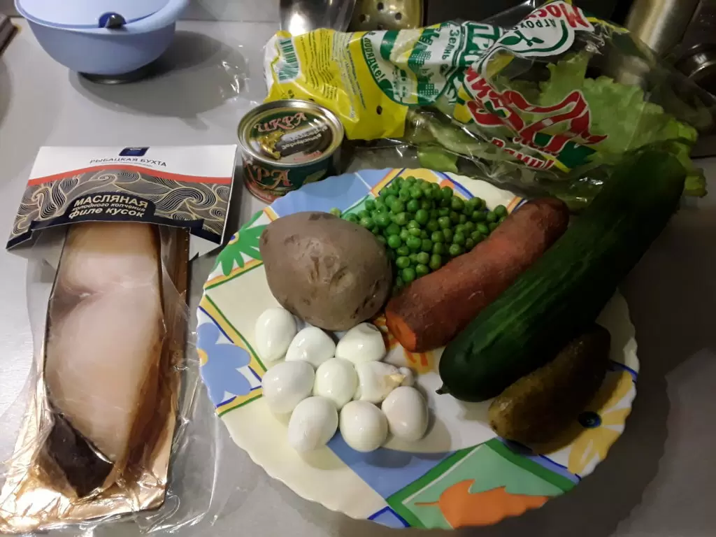 Новый взгляд на оливье: салат с копченой рыбой и лангустинами