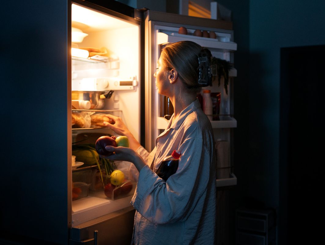 Продукты, которые мешают здоровому сну: что не стоит есть на ужин