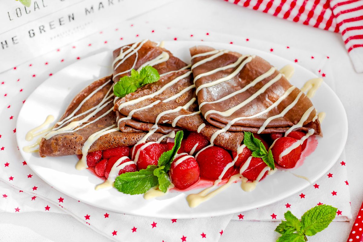 Шоколадное наслаждение: блинчики с клубникой и белым шоколадом