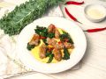 Итальянская полента: быстрое и вкусное блюдо с колбасками и кейлом