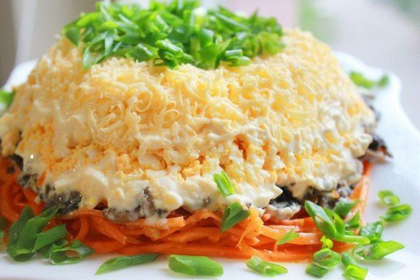 Салат из куриной печени с грибами и корейской морковью: праздничный шедевр