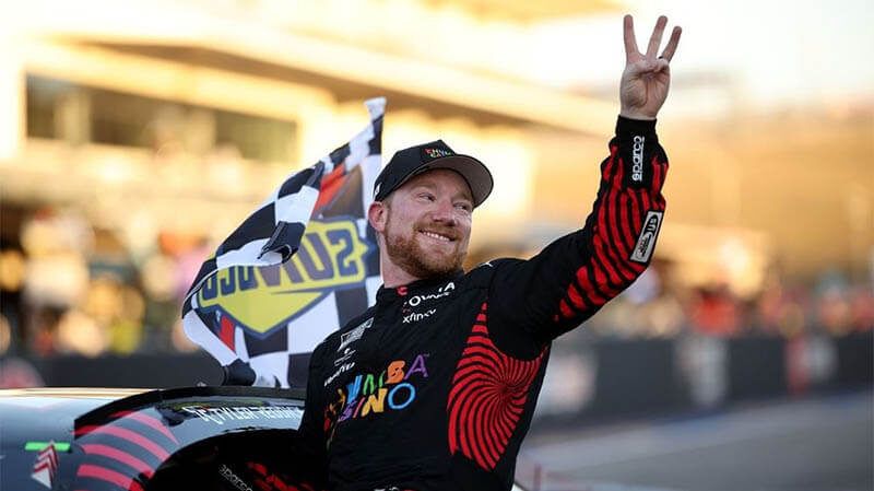 Реддик делает невозможное: третья победа подряд в NASCAR