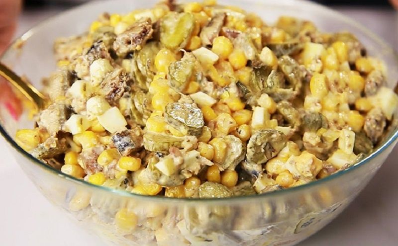 Салат из шпрот и кукурузы: угощение, которое покорит всех